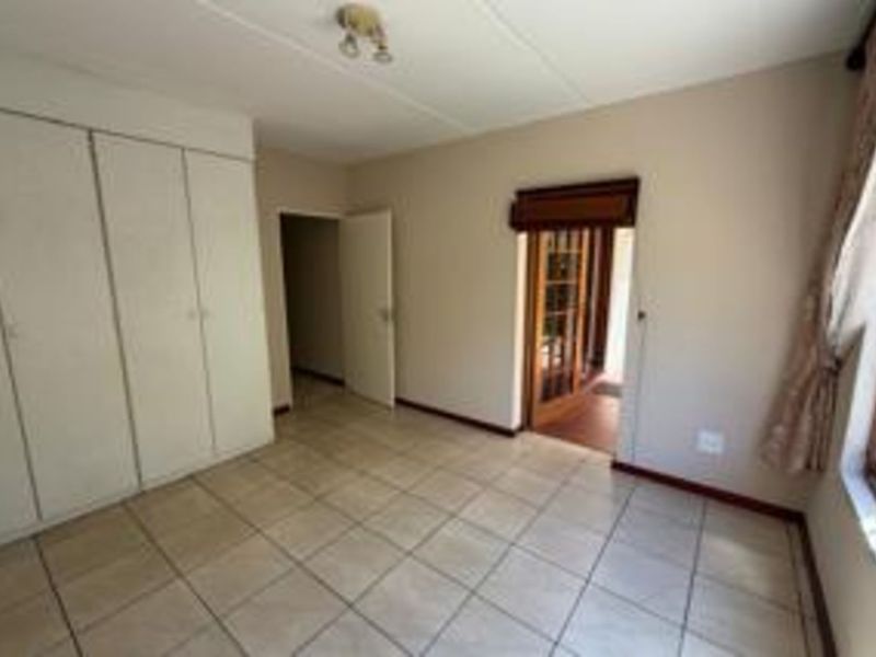 Apartment To Rent in North Riding - Photo 9