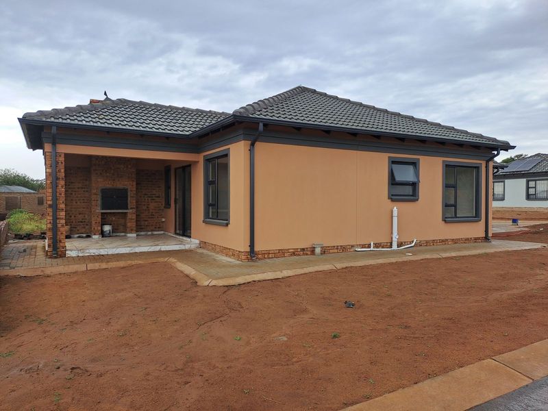 House For Sale in Rayton Central - Photo 1