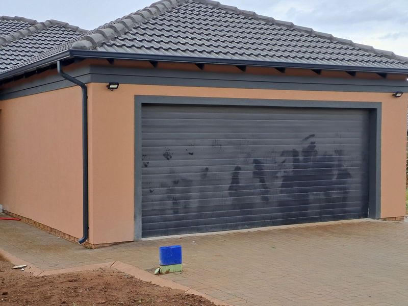 House For Sale in Rayton Central - Photo 2