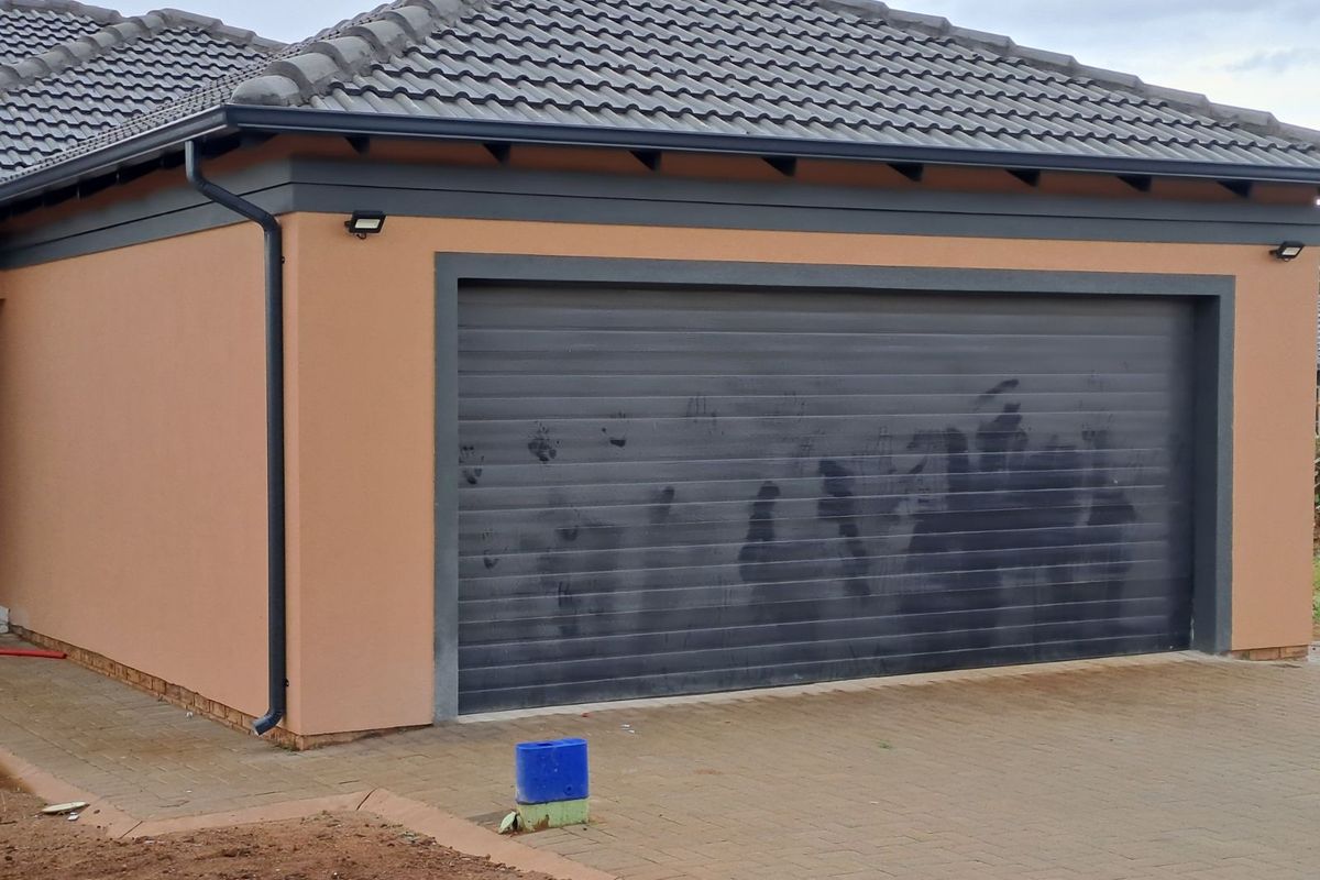 House For Sale in Rayton Central - Photo 2