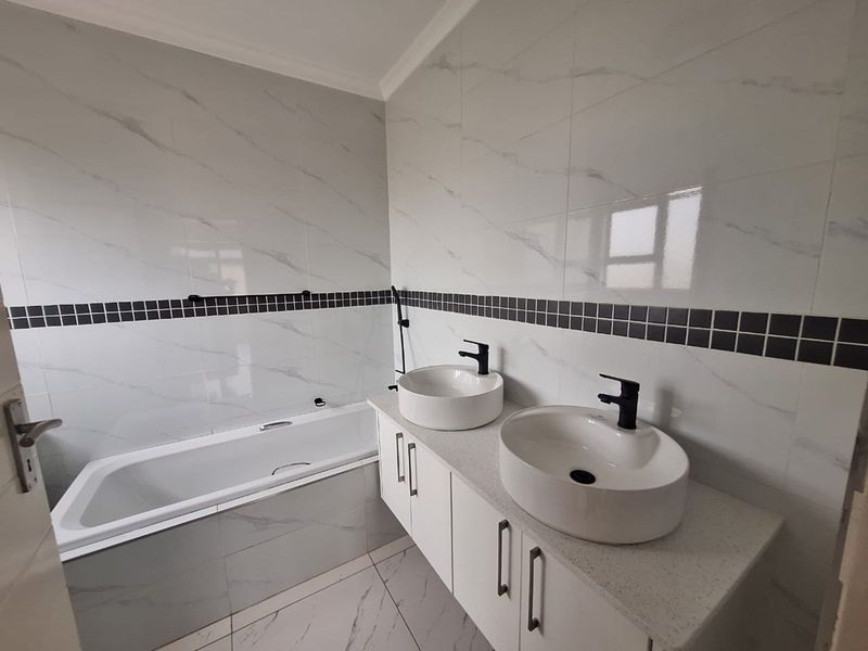 House For Sale in Rayton Central - Photo 6