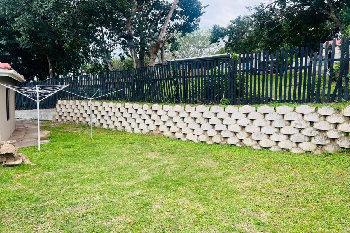 House To Rent in Sarnia - Photo 2
