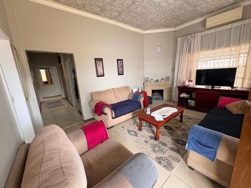 House For Sale in Riviera - Photo 2
