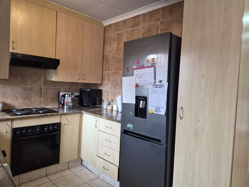 Townhouse For Sale in Equestria - Photo 8