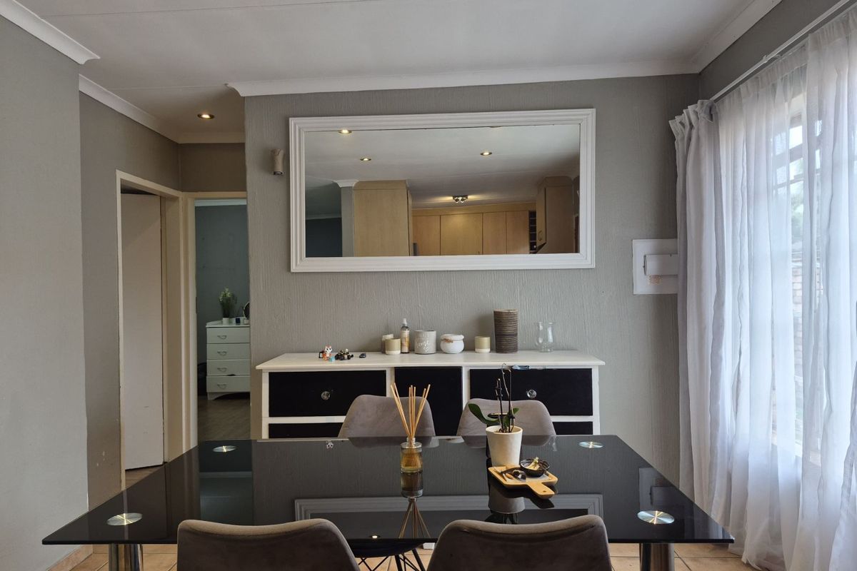 Townhouse For Sale in Equestria - Photo 3