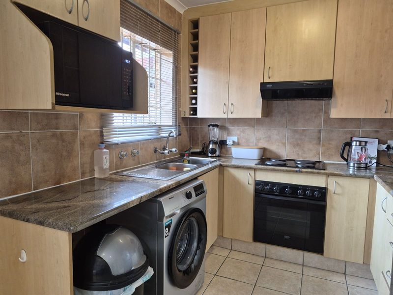 Townhouse For Sale in Equestria - Photo 7