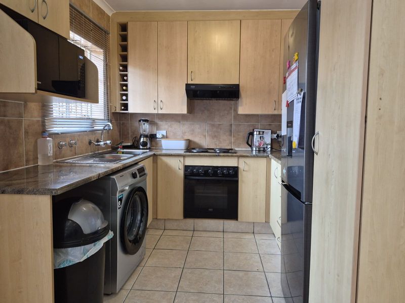 Townhouse For Sale in Equestria - Photo 6