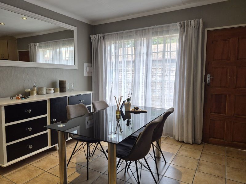 Townhouse For Sale in Equestria - Photo 4