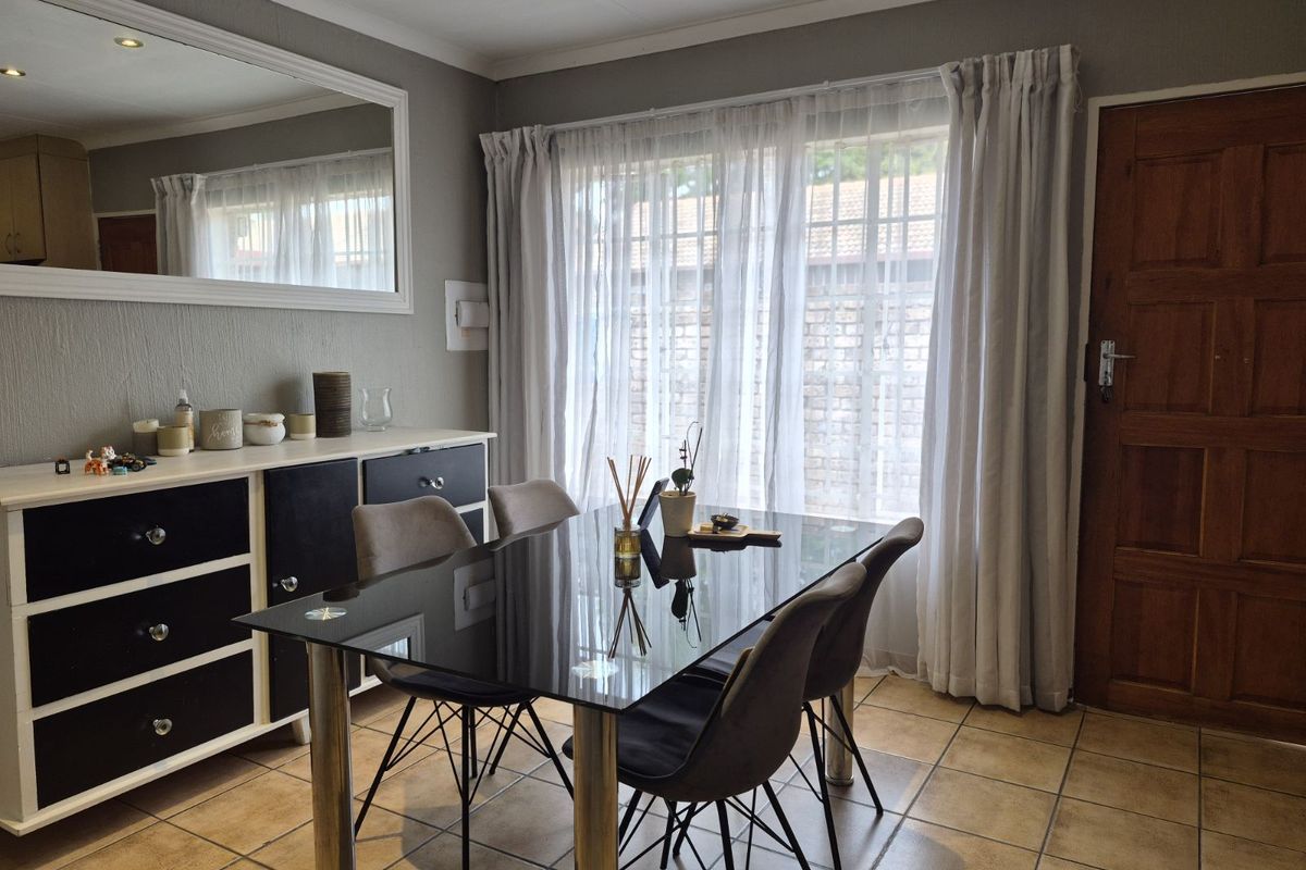 Townhouse For Sale in Equestria - Photo 4