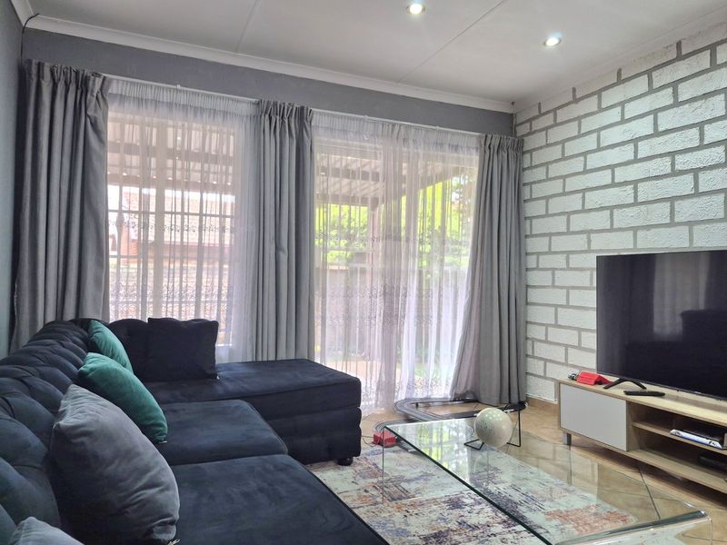 Townhouse For Sale in Equestria - Photo 2