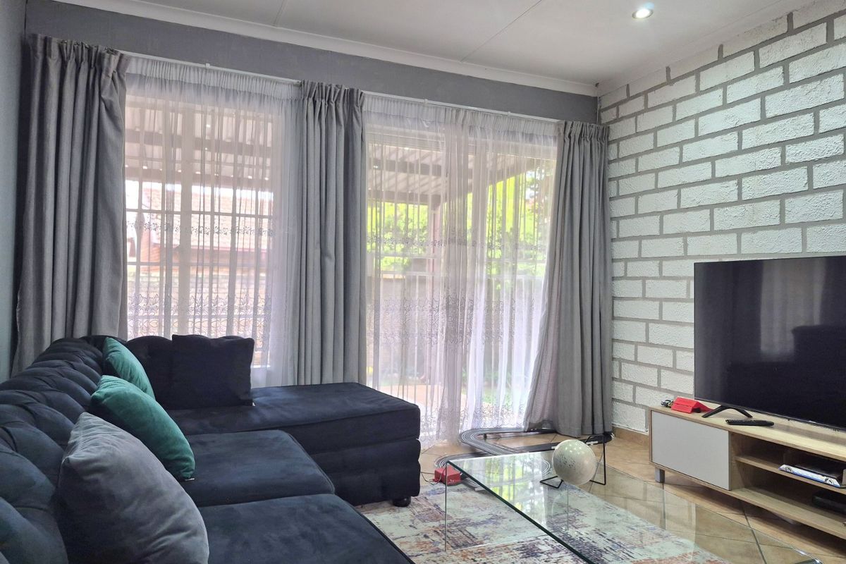 Townhouse For Sale in Equestria - Photo 2