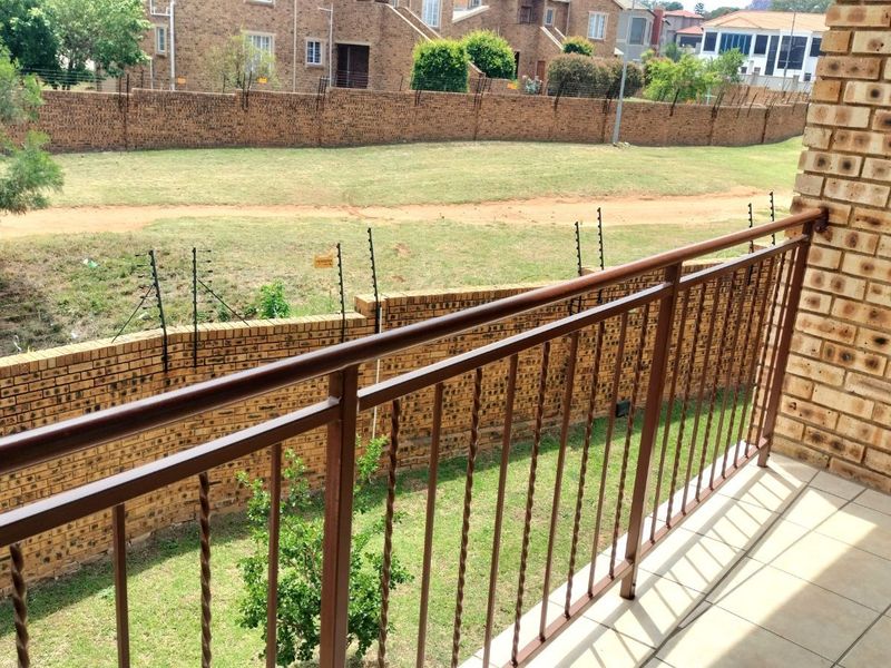 Apartment For Sale in Strubensvallei - Photo 2