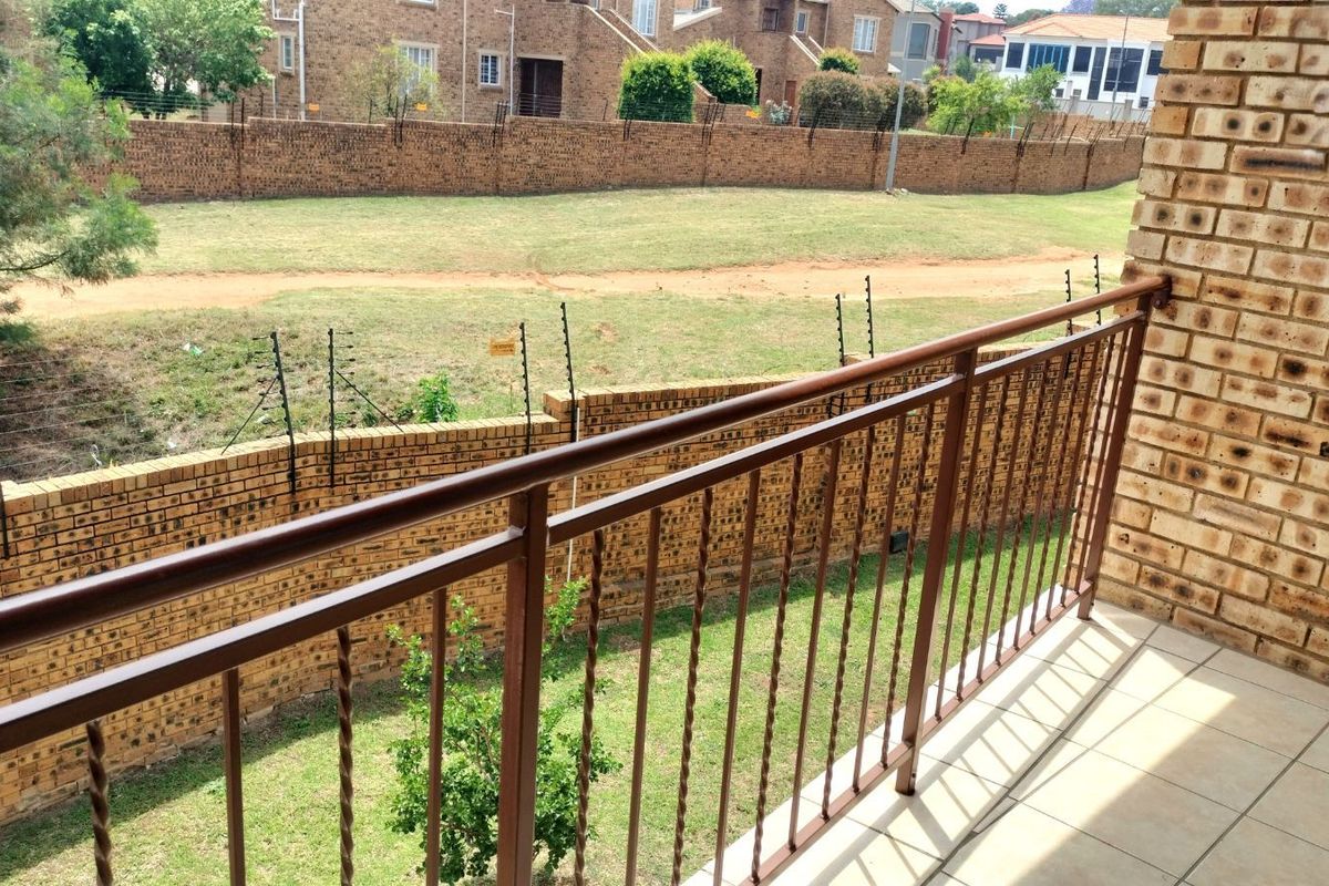 Apartment For Sale in Strubensvallei - Photo 2