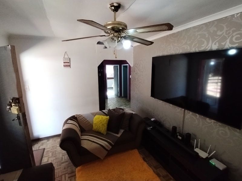 House For Sale in Hillside - Photo 4