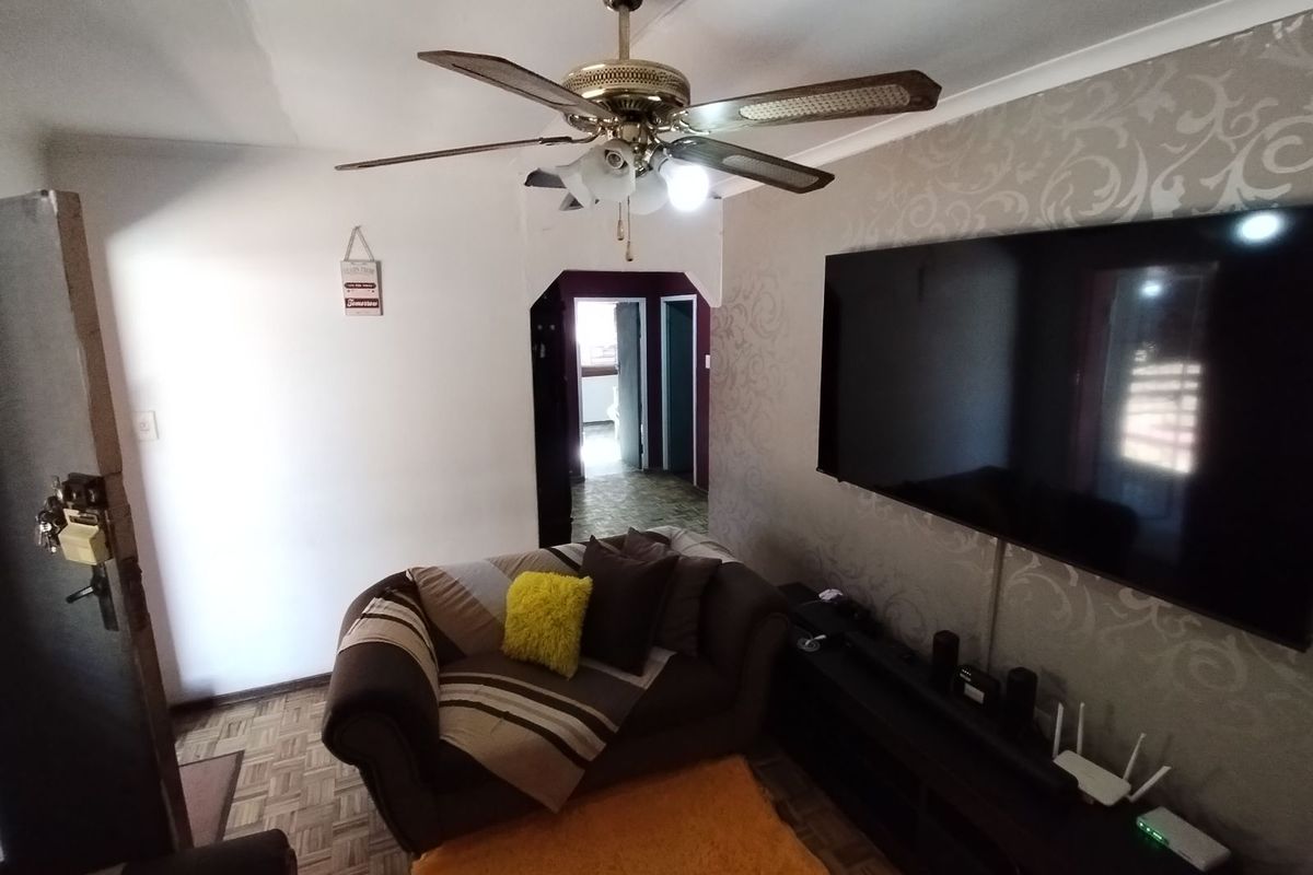 House For Sale in Hillside - Photo 4