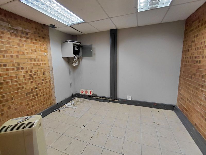 Office To Rent in Faerie Glen - Photo 8