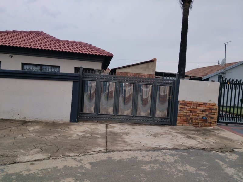 House For Sale in Mamelodi - Photo 2