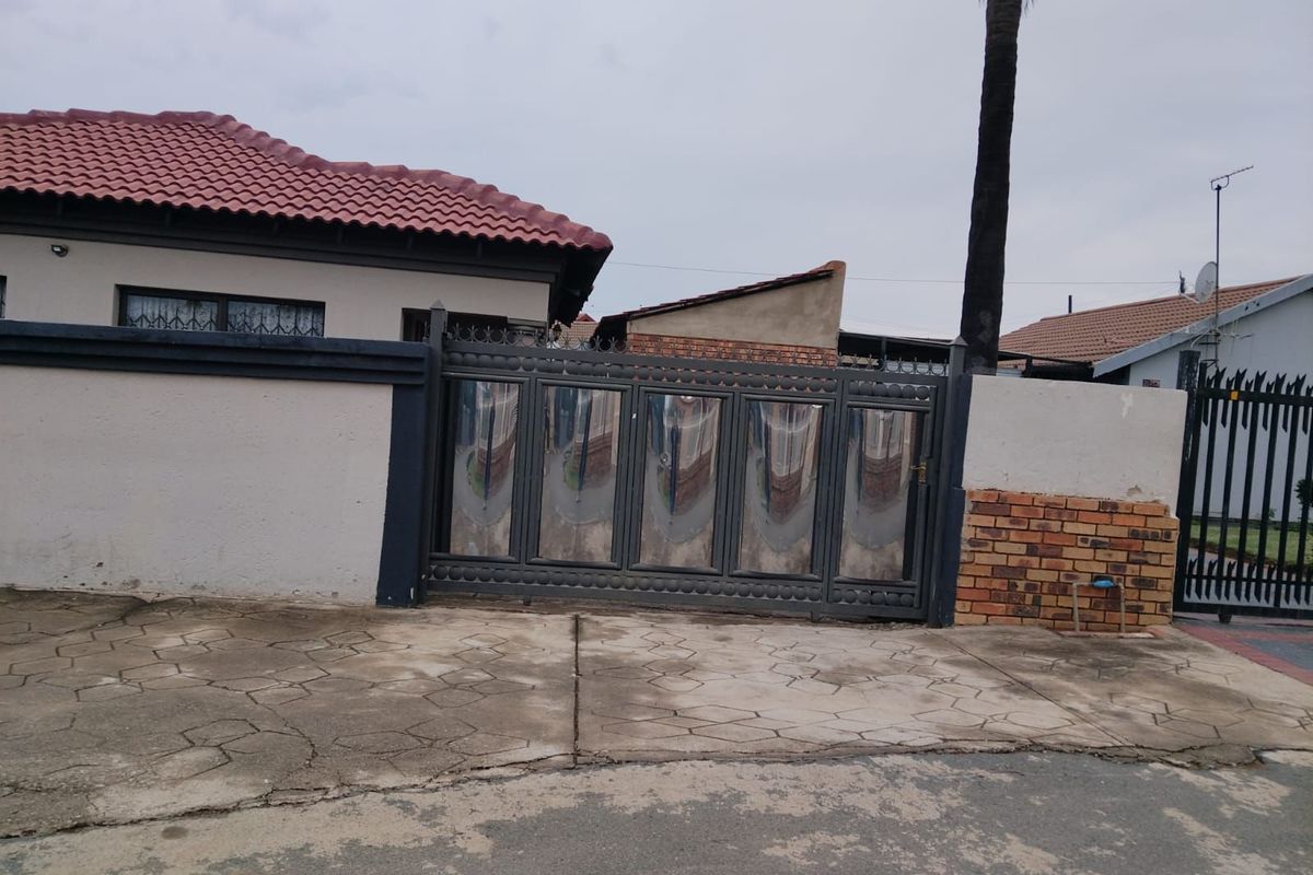 House For Sale in Mamelodi - Photo 2