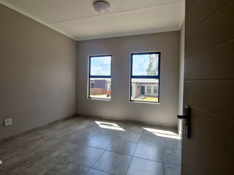 Townhouse For Sale in Die Heuwel - Photo 5