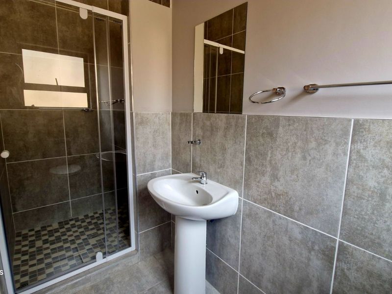 Townhouse For Sale in Die Heuwel - Photo 10