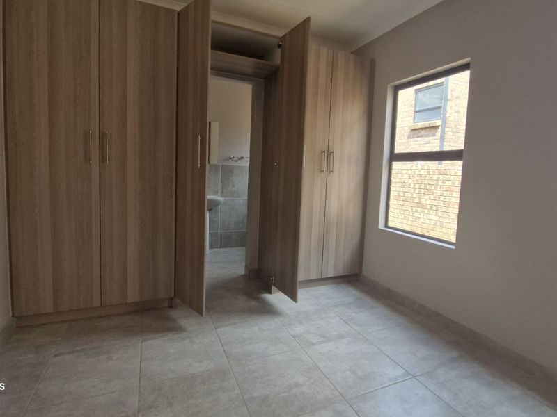 Townhouse For Sale in Die Heuwel - Photo 9