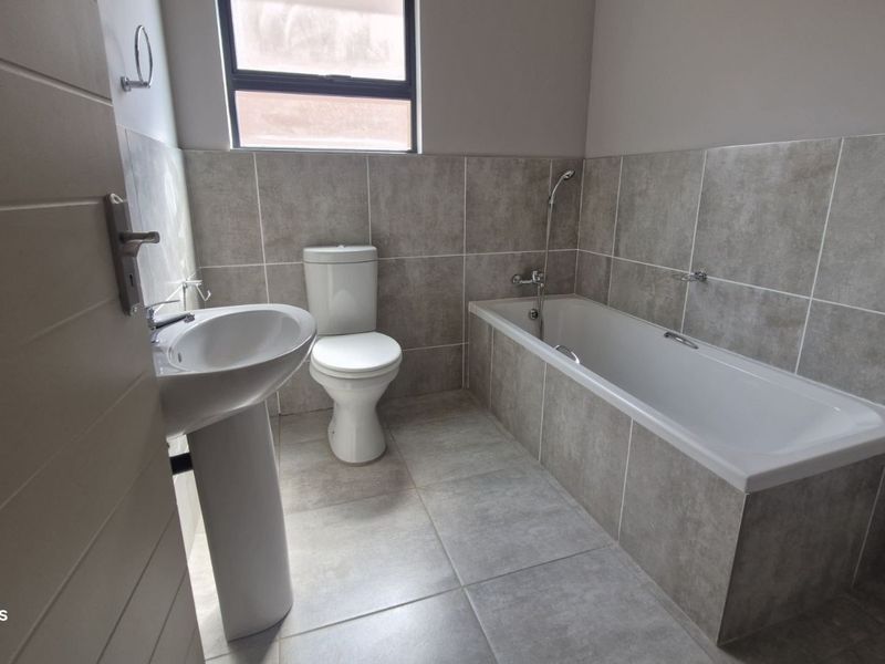 Townhouse For Sale in Die Heuwel - Photo 7