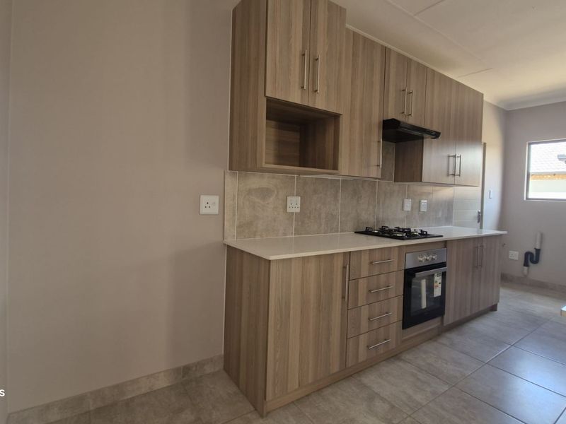 Townhouse For Sale in Die Heuwel - Photo 4