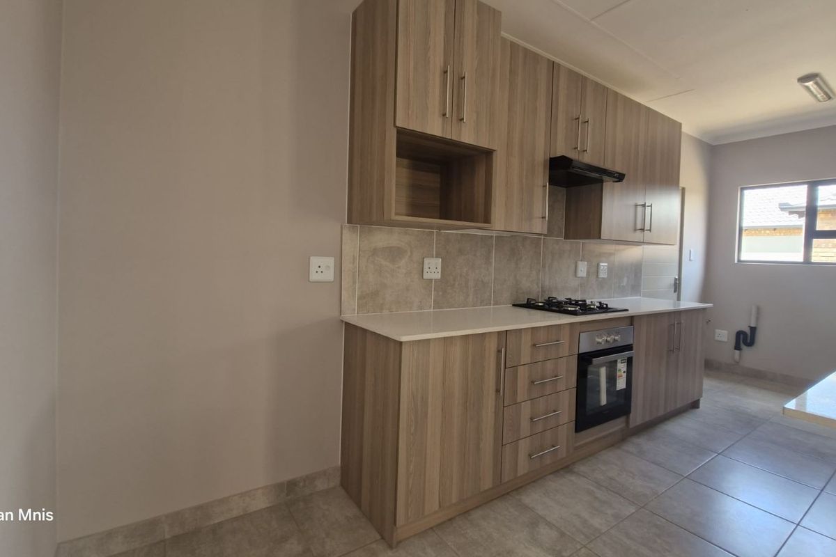 Townhouse For Sale in Die Heuwel - Photo 4