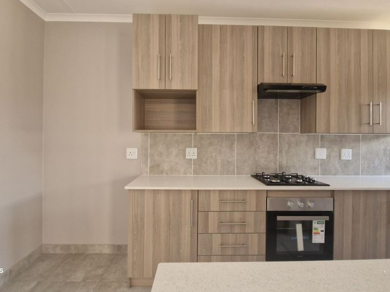 Townhouse For Sale in Die Heuwel - Photo 3