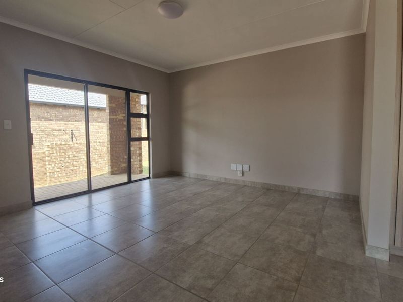 Townhouse For Sale in Die Heuwel - Photo 2