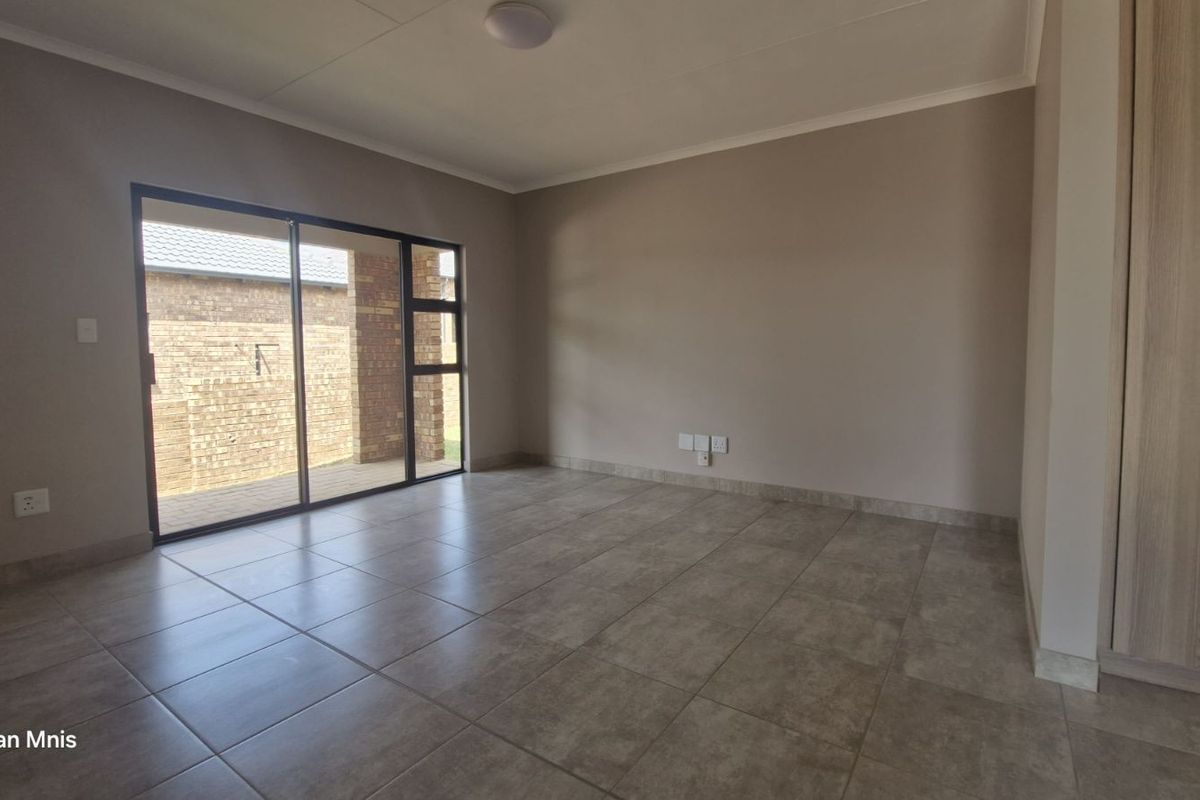 Townhouse For Sale in Die Heuwel - Photo 2