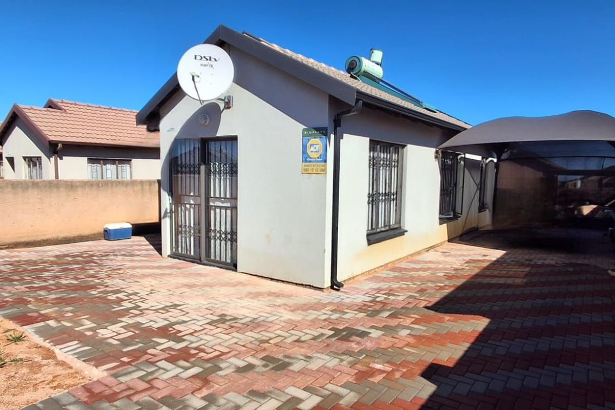 House For Sale in Soshanguve Ext - Photo 2