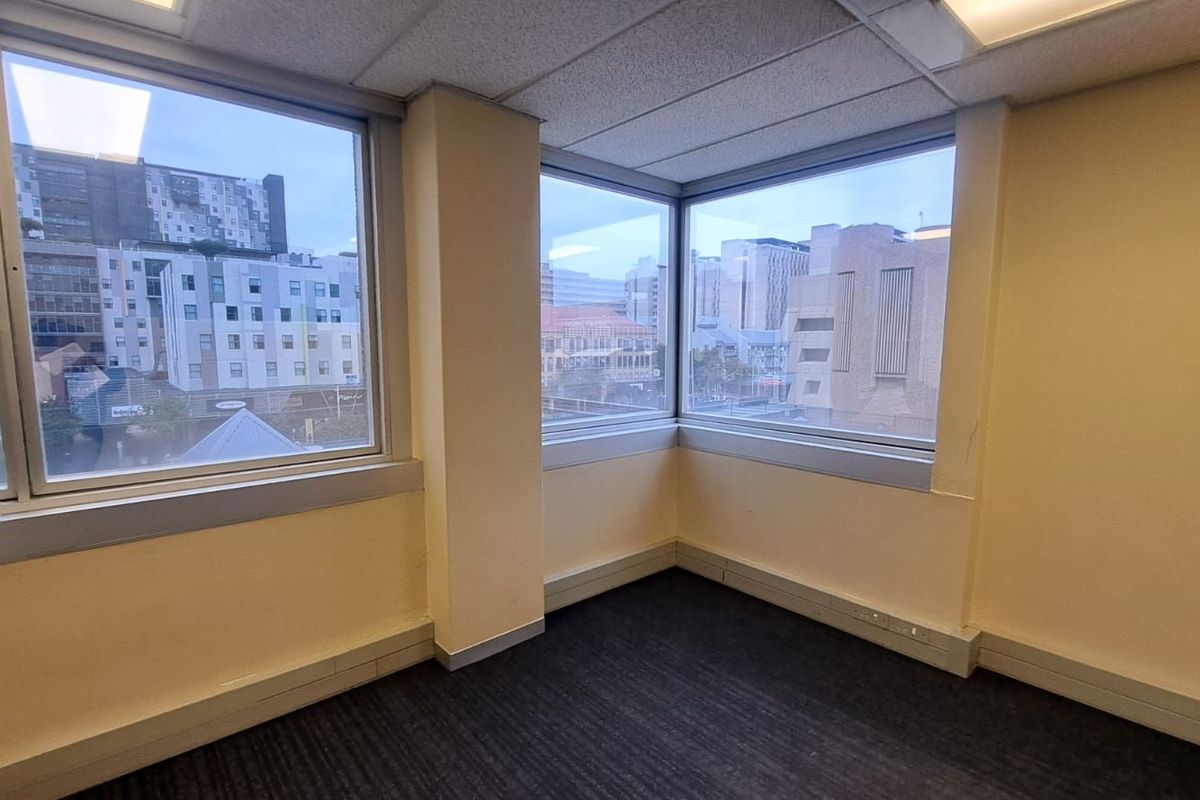 Commercial To Rent in Hatfield - Photo 5