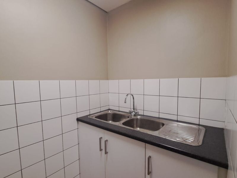 Commercial To Rent in Hatfield - Photo 4