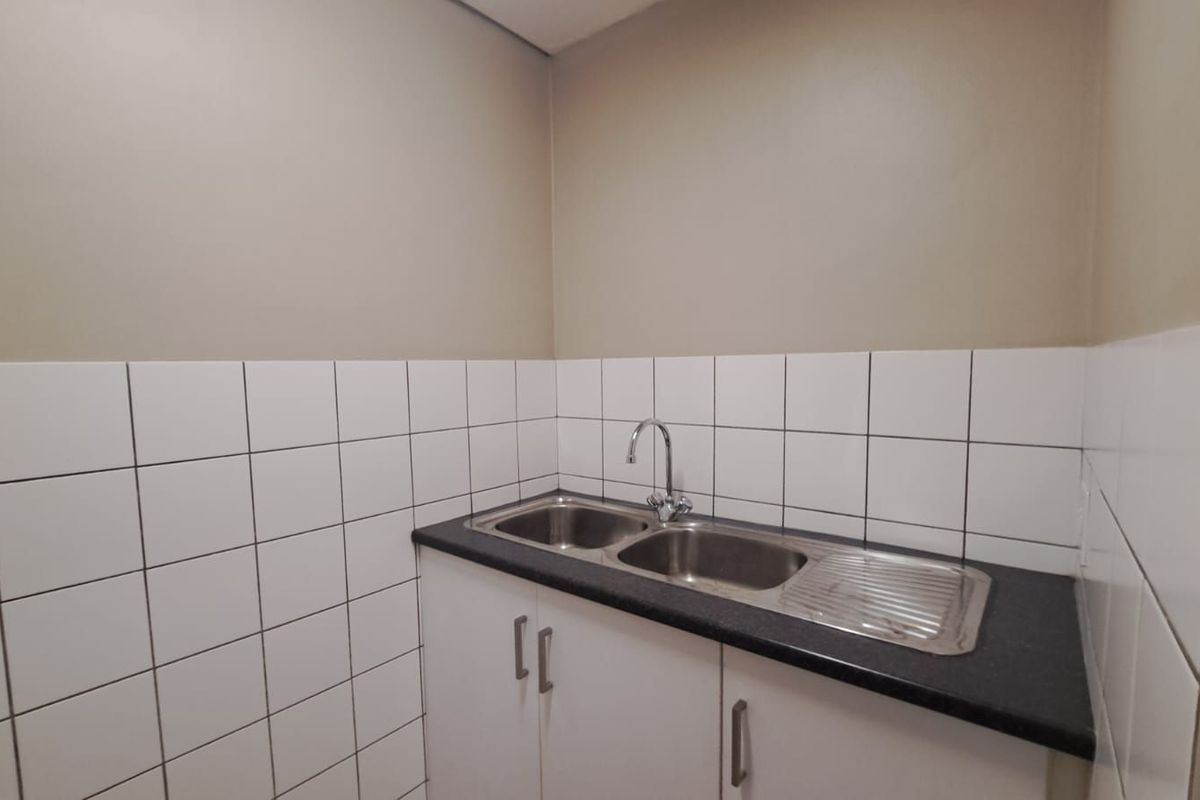 Commercial To Rent in Hatfield - Photo 4