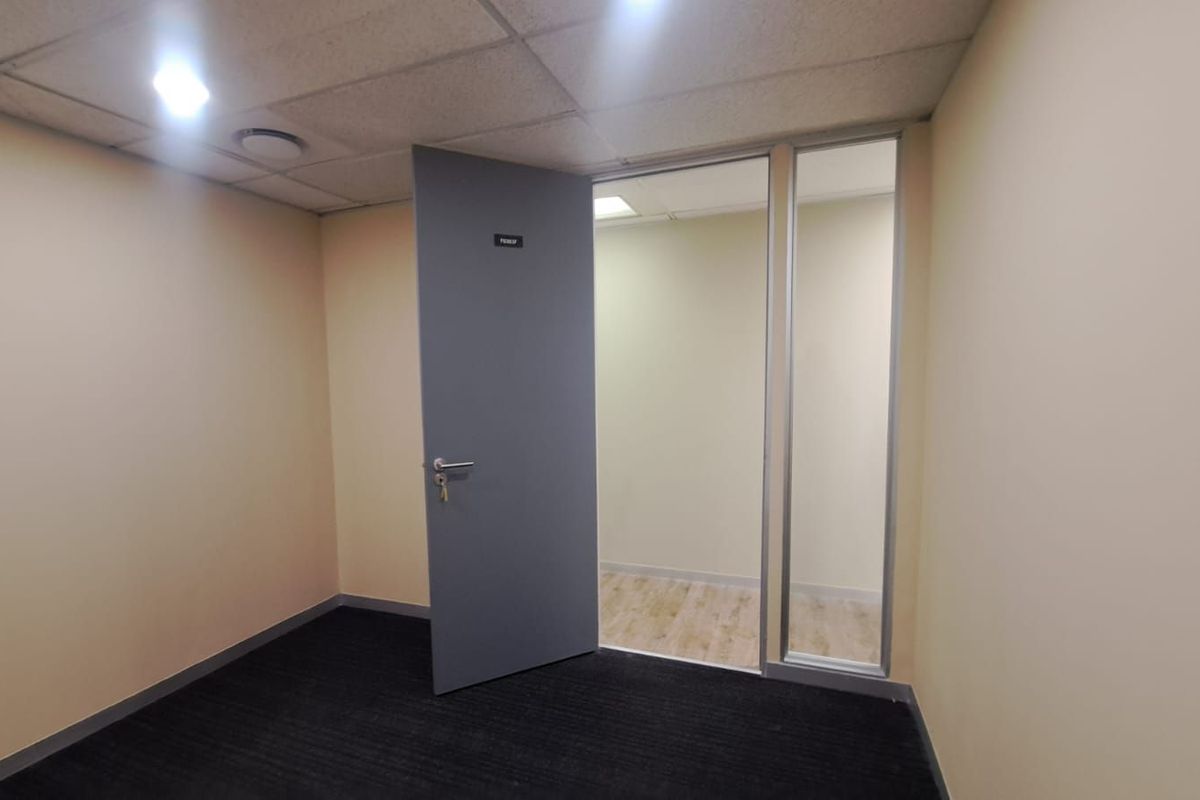 Commercial To Rent in Hatfield - Photo 3