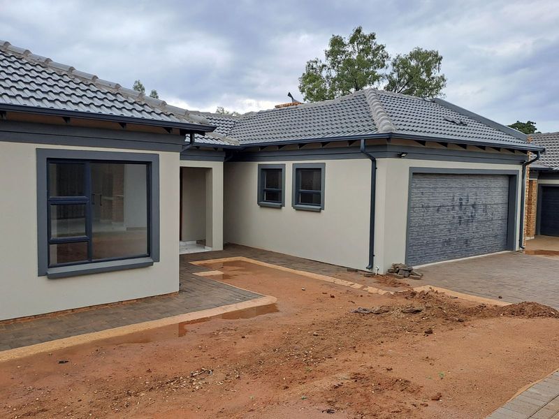 House For Sale in Rayton Central - Photo 1