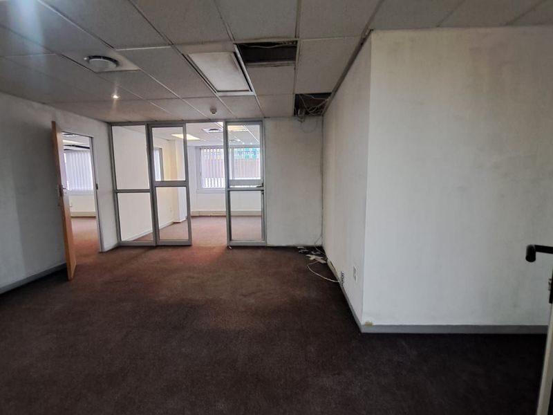 Commercial To Rent in Hatfield - Photo 8