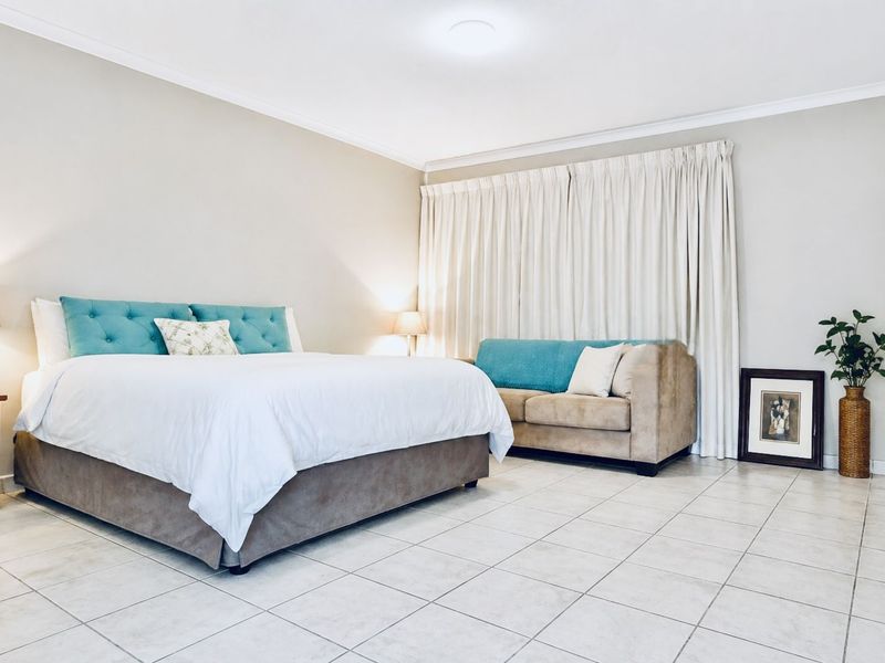 Townhouse For Sale in Sunnyside - Photo 2