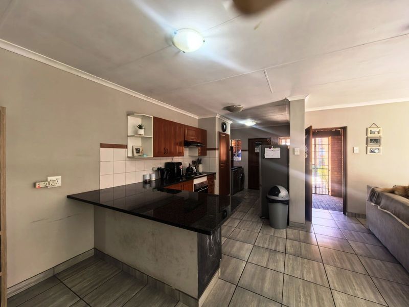 House For Sale in Clubview - Photo 3