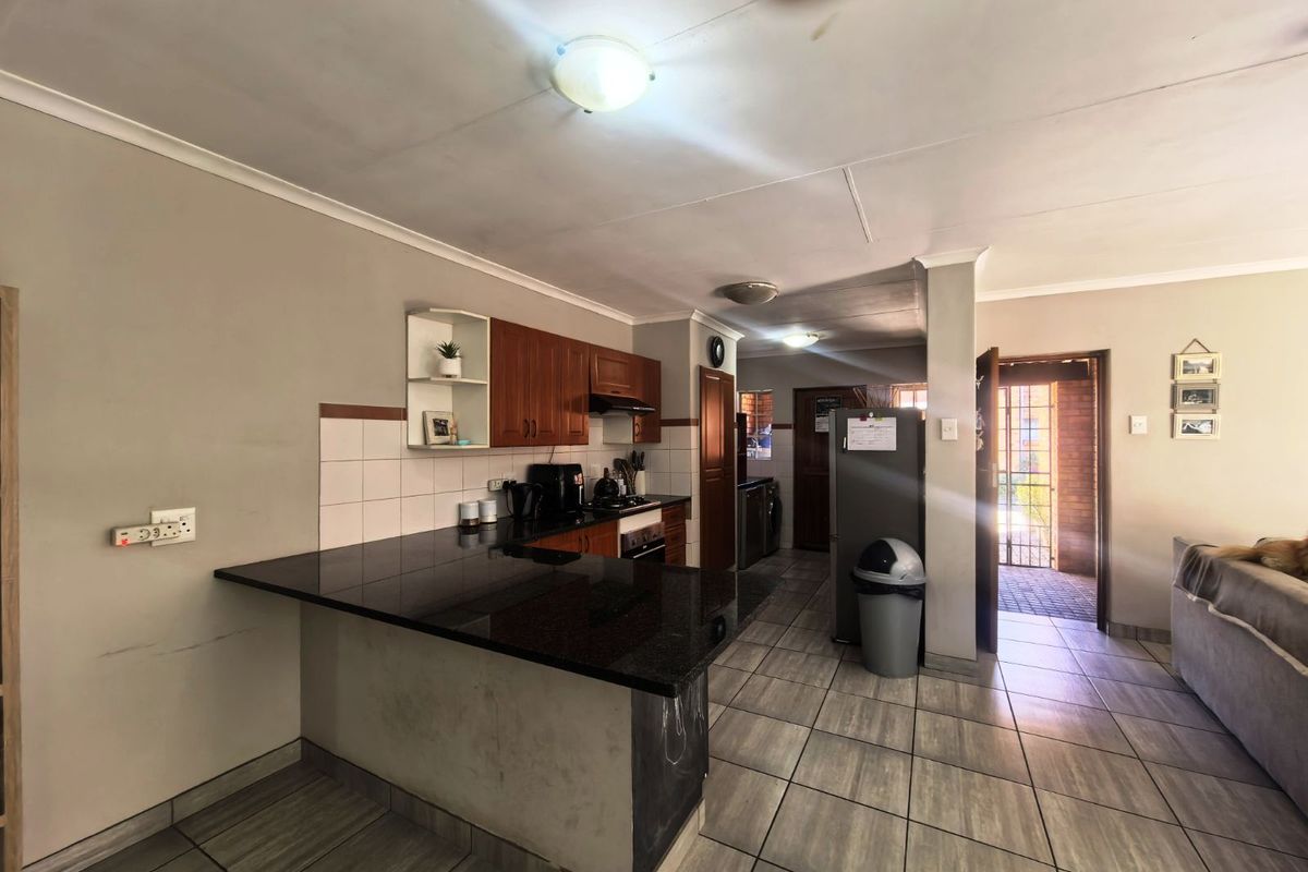 House For Sale in Clubview - Photo 3