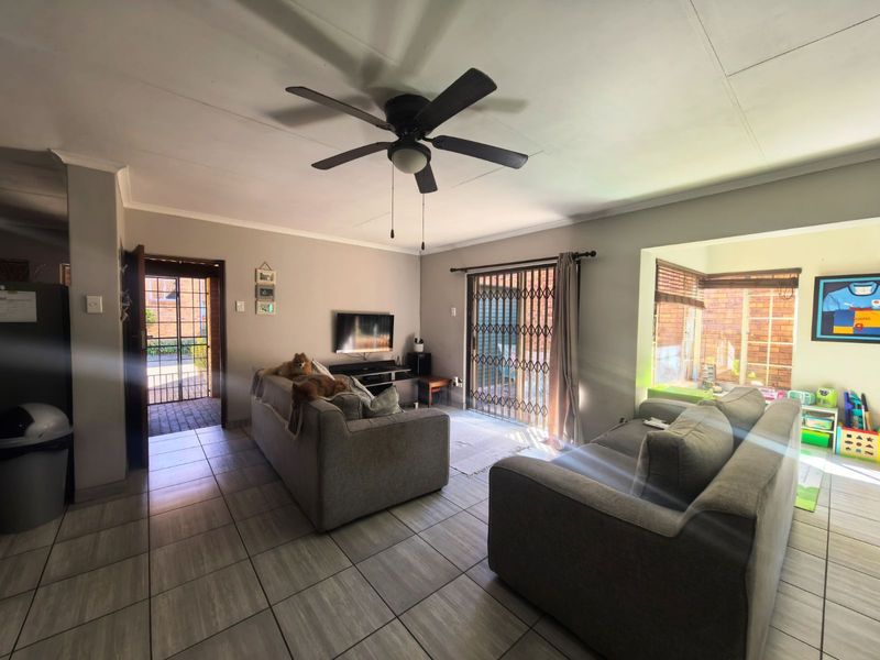 House For Sale in Clubview - Photo 2