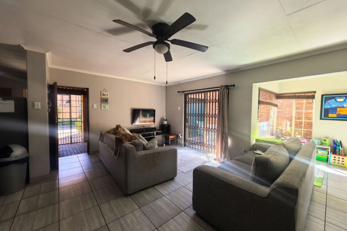 House For Sale in Clubview - Photo 2