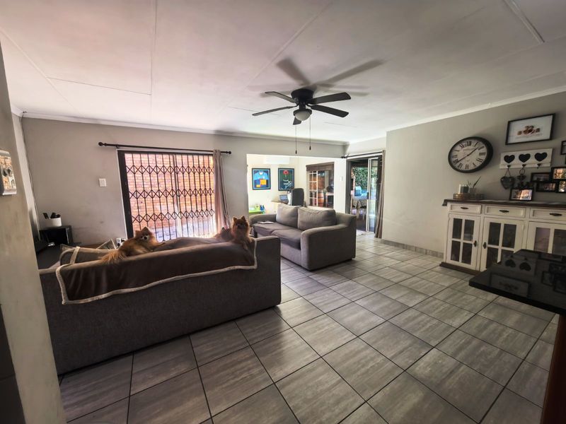 House For Sale in Clubview - Photo 6
