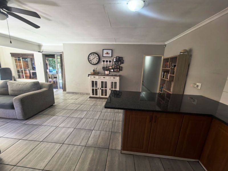 House For Sale in Clubview - Photo 7