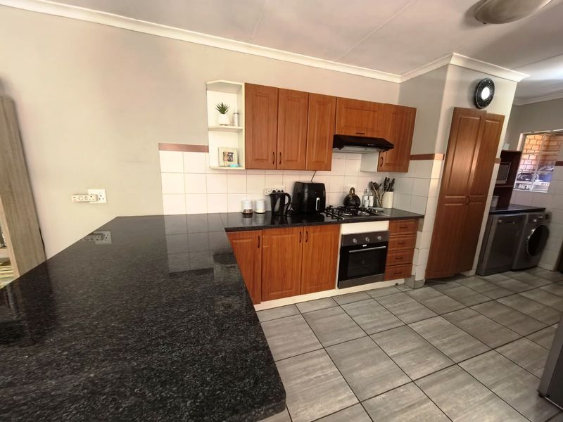 House For Sale in Clubview - Photo 4