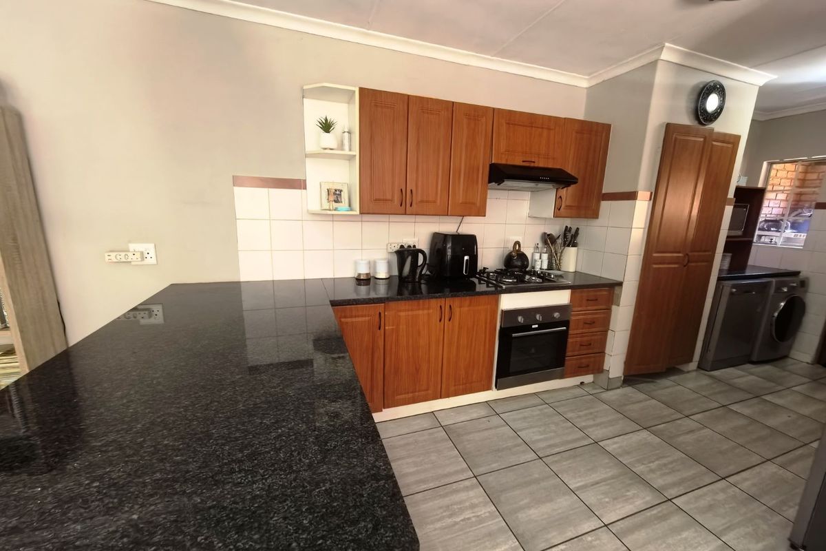 House For Sale in Clubview - Photo 4