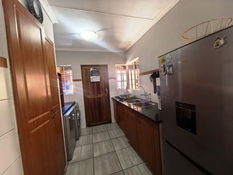 House For Sale in Clubview - Photo 5
