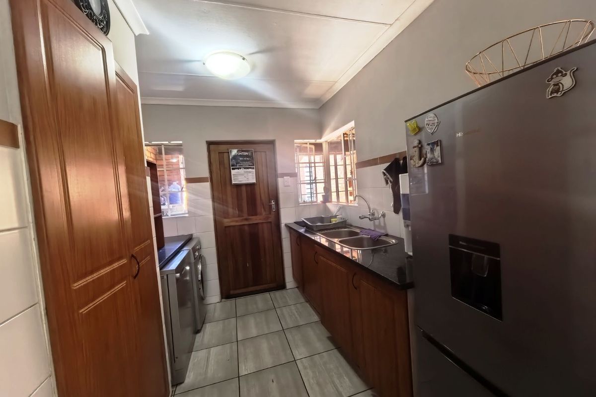 House For Sale in Clubview - Photo 5