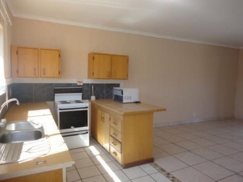 House For Sale in Ladybrand Central - Photo 4